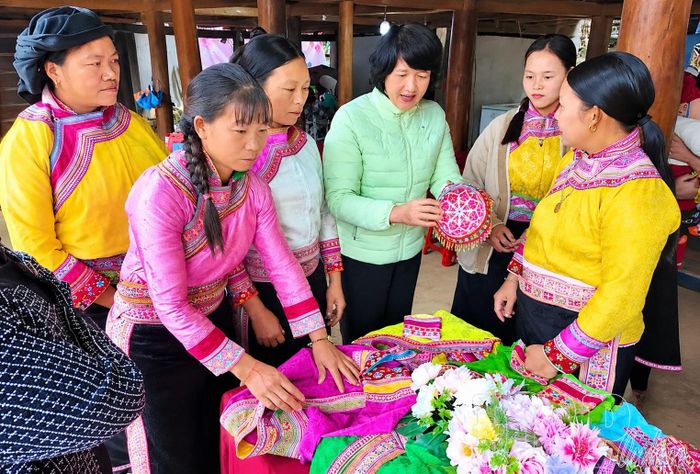 Dân tộc Xạ Phang ở bản Huổi Lèng, xã Mường Tùng có nét văn hóa khác biệt với dân tộc Mông. Trong ảnh: Lớp truyền dạy nghề thêu truyền thống dân tộc Xạ Phang.