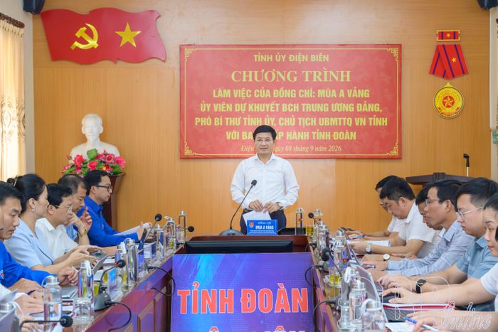 Đồng chí Mùa A Vảng, Ủy viên dự khuyết Ban Chấp hành Trung ương Đảng, Phó Bí thư Tỉnh ủy, Chủ tịch Ủy ban MTTQ Việt Nam tỉnh phát biểu kết luận tại buổi làm việc.