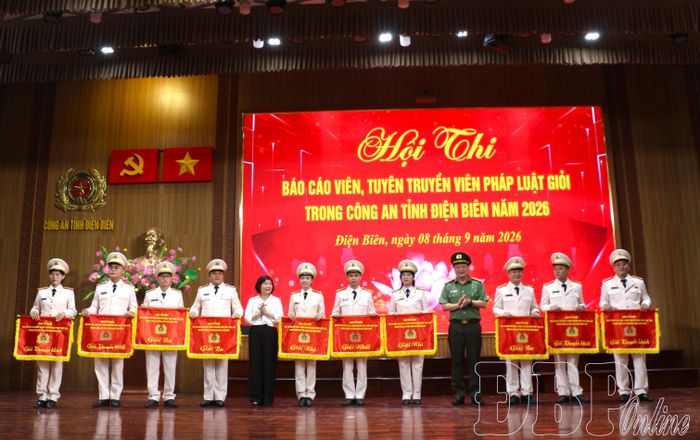 Ban Tổ chức trao giải cho các đội thi tại hội thi.