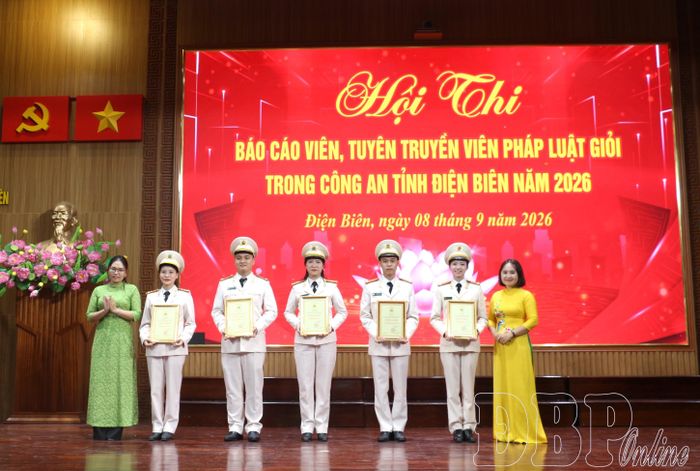 Ban Giám khảo trao 6 giải chuyên đề cho các đội thi.