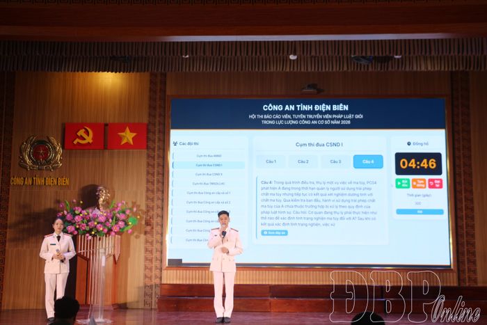 Phần thi thuyết trình của đội thi Cụm thi đua Cảnh sát Nhân dân 1.