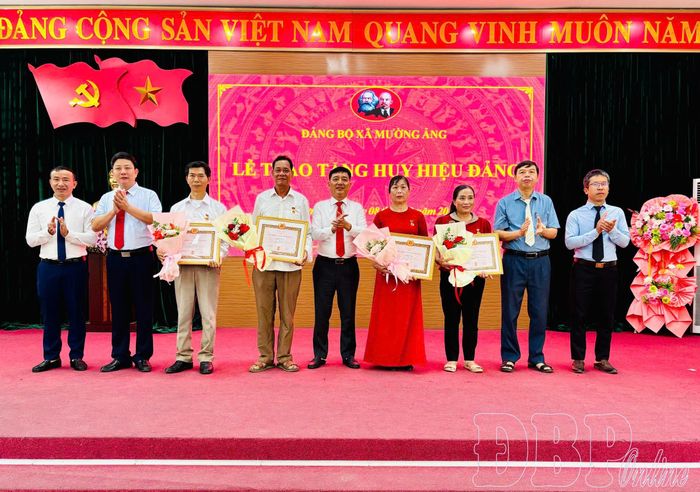 Các đảng viên vinh dự nhận Huy hiệu 30 năm tuổi Đảng.
