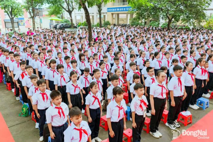 Học sinh Trường THCS Phước Tân (phường Phước Tân) bước vào năm học mới.