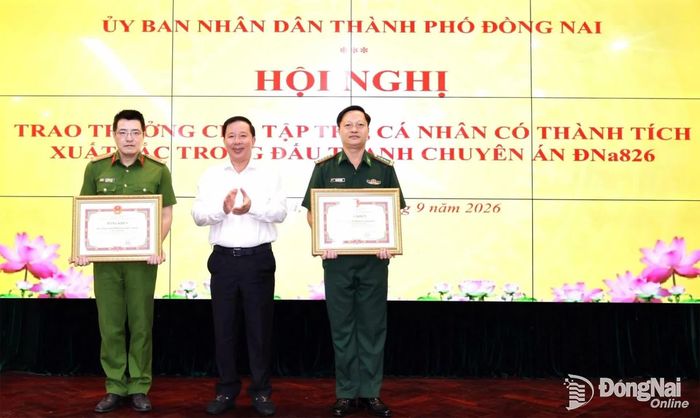 Phó Bí thư Thành ủy, Chủ tịch UBND thành phố, Chủ tịch Hội đồng Thi đua - khen thưởng thành phố Nguyễn Văn Út trao thưởng cho 2 tập thể. Ảnh: Nguyệt Hà