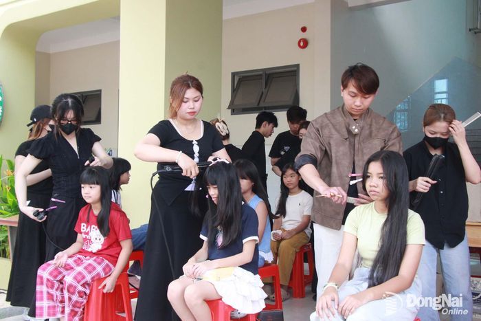 Các em thiếu nhi ở xã Thống Nhất được cắt tóc, tạo kiểu khi tham gia mô hình “3 tốt”.