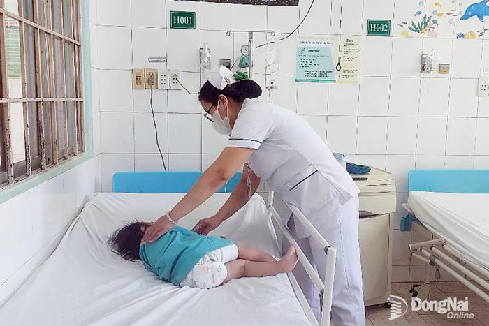 Điều dưỡng Khoa Chấn thương chỉnh hình - bỏng, Bệnh viện Nhi đồng Đồng Nai chăm sóc bé gái sau khi được sơ, cấp cứu ban đầu. Ảnh: BVCC