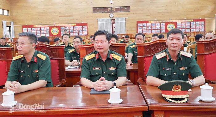 Thủ trưởng Bộ Tổng tham mưu, Bộ Tham mưu Quân khu 7, Bộ Chỉ huy Quân sự thành phố dự kiểm tra trực tiếp cán bộ được chọn kiểm tra. Ảnh: Nguyệt Hà