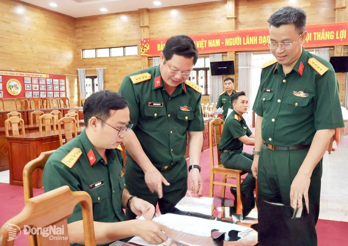 Đại tá Bùi Yên Tĩnh, Phó Cục trưởng Cục Tác chiến, Bộ Tổng tham mưu Quân đội nhân dân Việt Nam (bìa phải) và Đại tá Huỳnh Công Tới, Phó Chỉ huy trưởng, Tham mưu trưởng Bộ Chỉ huy Quân sự thành phố kiểm tra thực tế cán bộ. Ảnh: Nguyệt Hà