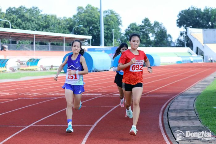 Các vận động viên tranh chung kết 800m nữ. Ảnh: Huy Anh
