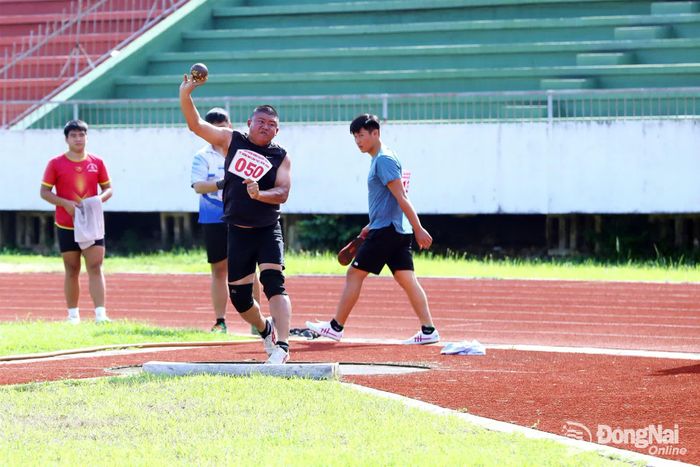 Vận động viên thi đấu nội dung đẩy tạ nam. Ảnh: Huy Anh