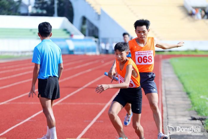 Các vận động viên thi đấu chung kết tiếp sức 4x400m nam. Ảnh: Huy Anh