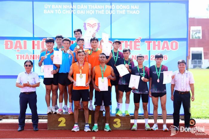 Ban Tổ chức trao huy chương cho các vận động viên đạt thứ hạng cao nội dung tiếp sức nam. Ảnh: Huy Anh