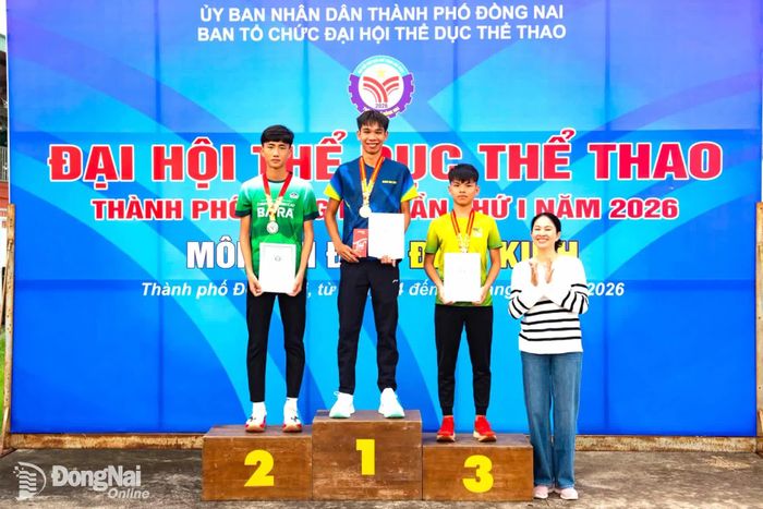 Phó Chủ tịch UBND phường Tam Hiệp Lưu Thị Hằng trao huy chương cho các vận động viên đạt thứ hạng nội dung 400m nam. Ảnh: ĐVCC