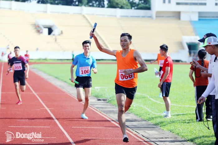 Vận động viên phường Đồng Phú ăn mừng khi về hạng nhất, giành huy chương vàng nội dung tiếp sức 4x400m nam. Ảnh: Huy Anh