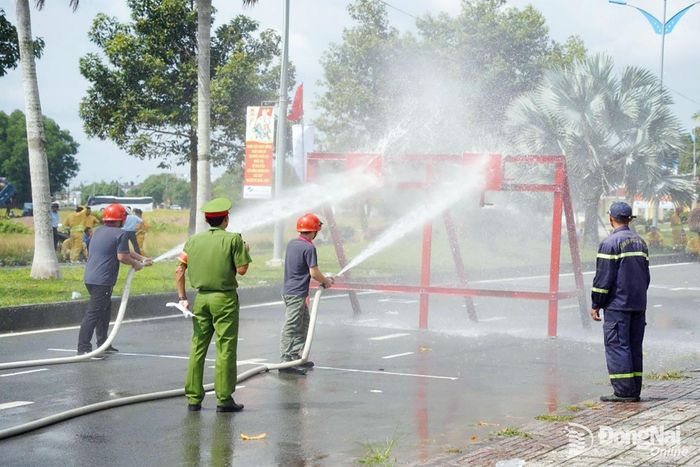 Phần thi của các đội tham gia hội thao.