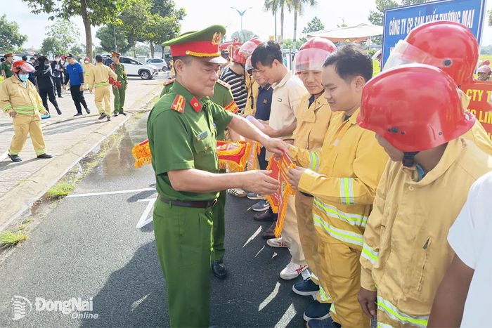 Ban tổ chức trao cờ lưu niệm cho các đội tham gia Hội thao.