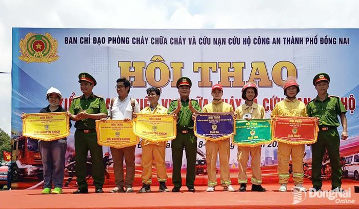 Ban tổ chức trao giải cho các đội đạt thành tích cao tại Hội thao.