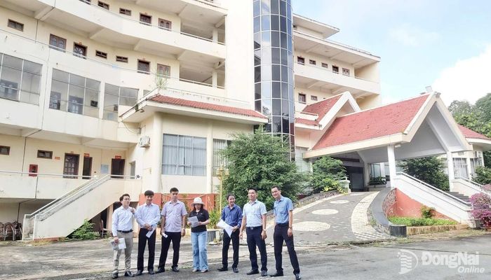 Đoàn công tác khảo sát cơ sở trụ sở Nhà khách Tỉnh ủy Bình Phước (cũ) ở phường Bình Phước. Ảnh: Đức Dũng