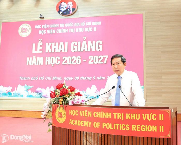 PGS-TS. Nguyễn Tấn Vinh, Bí thư Đảng ủy, Giám đốc Học viện Chính trị khu vực II, Ủy viên Hội đồng Lý luận Trung ương phát biểu khai giảng năm học mới. Ảnh: Hoàng Hà