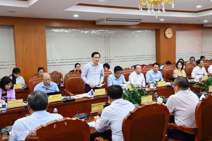 TS Đặng Anh Tuấn, Giám đốc Sở Giáo dục và Đào tạo thành phố trình bày báo cáo tại buổi làm việc. Ảnh: Công Nghĩa
