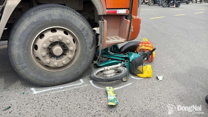 Lực lượng công an khám nghiệm hiện trường vụ tai nạn. Ảnh: CTV