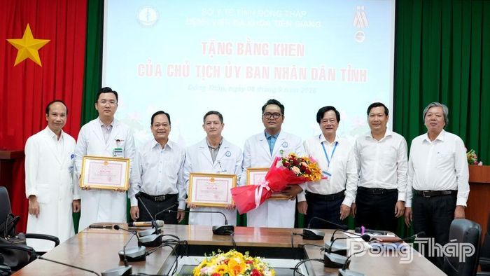 BSCK2 Nguyễn Thanh Linh (đứng thứ 3 bên trái), Phó Giám đốc Sở Y tế tỉnh Đồng Tháp; đồng chí Nguyễn Quốc Sang (đứng thứ 2 bên phải), Phó Trưởng Phòng Thi đua - Khen thưởng (Sở Nội vụ tỉnh Đồng Tháp) trao Bằng khen của Chủ tịch UBND tỉnh cho tập thể và các cá nhân.