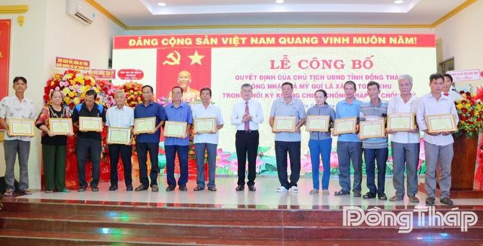 Đồng chí Phạm Việt Kiên, Tỉnh ủy viên, Bí thư Đảng ủy, Chủ tịch HĐND xã Mỹ Quí, trao Giấy khen cho các cá nhân, thân nhân người có công có nhiều đóng góp cho sự nghiệp đấu tranh giải phóng dân tộc.