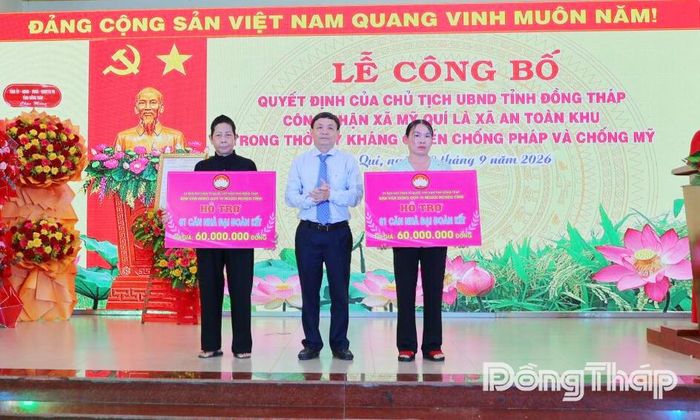Đồng chí Phan Văn Thắng trao Bảng tượng trưng hỗ trợ 2 căn nhà Đại đoàn kết cho hộ cận nghèo xã Mỹ Quí, mỗi căn trị giá 60 triệu đồng.