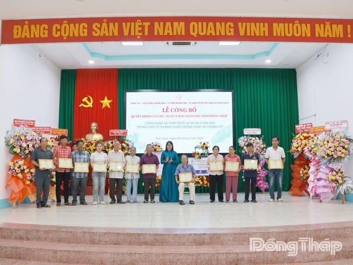 Đồng chí Nguyễn Thị Kim Thoại, Phó Bí thư Đảng ủy, Chủ tịch UBND xã Tháp Mười trao Giấy khen cho các gia đình Mẹ Việt Nam Anh hùng, thương binh, gia đình có công với cách mạng trên địa bàn.