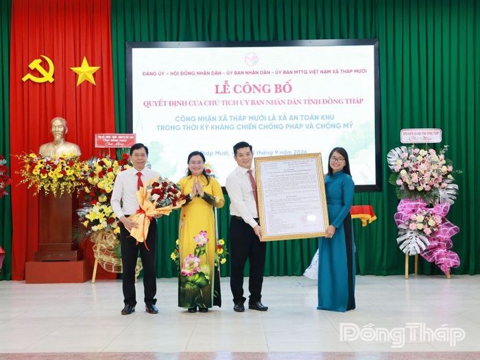 Đồng chí Huỳnh Thị Hoài Thu, Tỉnh ủy viên, Phó Bí thư Đảng ủy UBND tỉnh trao Quyết định của Chủ tịch UBND tỉnh công nhận Tháp Mười là Xã An toàn khu.