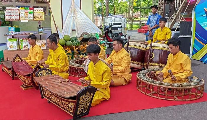  Các nghệ nhân người Khmer (TP Cần Thơ) biểu diễn nhạc ngũ âm. Ảnh: Ngọc Nhuận 