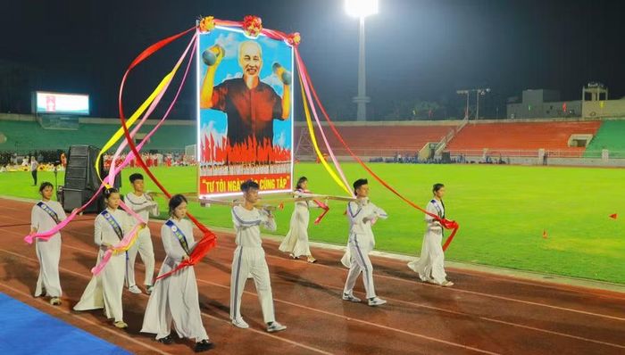  Khối rước chân dung Chủ tịch Hồ Chí Minh. Ảnh: H.V 
