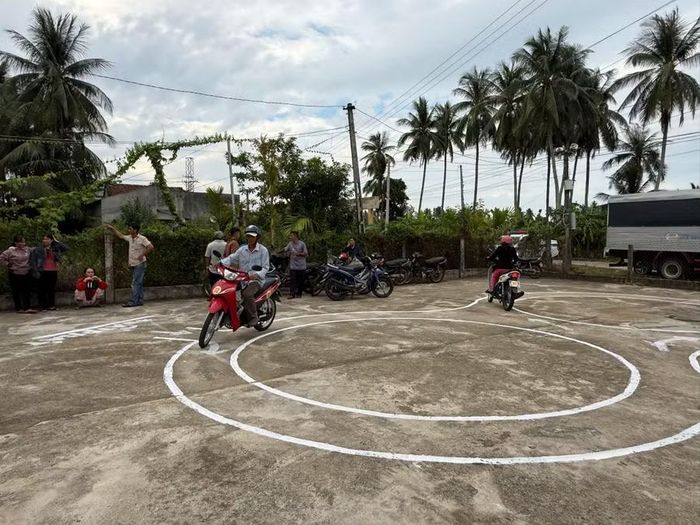  Học viên thực hành trên sân tập được kẻ vạch sa hình theo nội dung sát hạch. Ảnh: ĐVCC 