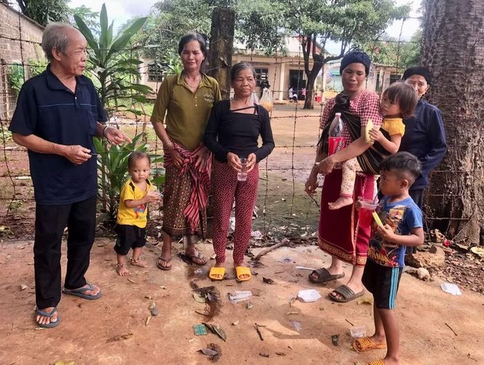 Già làng Ksor Bơng (bìa trái) tuyên truyền, vận động người dân nâng cao ý thức bảo vệ rừng, bảo đảm an ninh trật tự ở khu vực biên giới. Ảnh: L.N