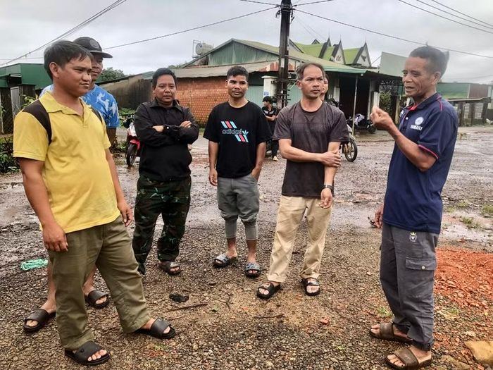 Già làng Kpui Long (bìa phải) tuyên truyền, vận động người dân chung tay bảo vệ rừng. Ảnh: L.N
