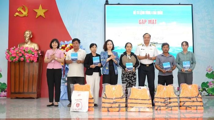 Bộ Tư lệnh Vùng 4 Hải quân phối hợp với Ban Tuyên giáo Tỉnh ủy trao quà cho ngư dân phường Hoài Nhơn và Hoài Nhơn Đông bị thiệt hại do cháy tàu cá. Ảnh: Ánh Nguyệt