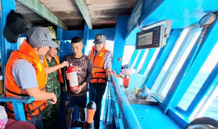 Các lực lượng chức năng kiểm tra điều kiện an toàn trước khi tàu cá ra khơi. Ảnh: N.T
