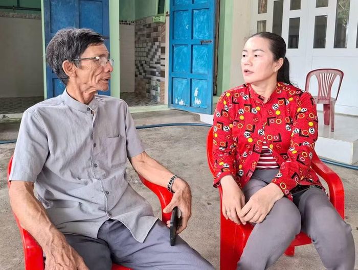 Ông Ngô Thanh Long - Trưởng thôn Trung Lương (xã Cát Tiến), thăm hỏi gia đình ngư dân có tàu bị cháy. Ảnh: N.T
