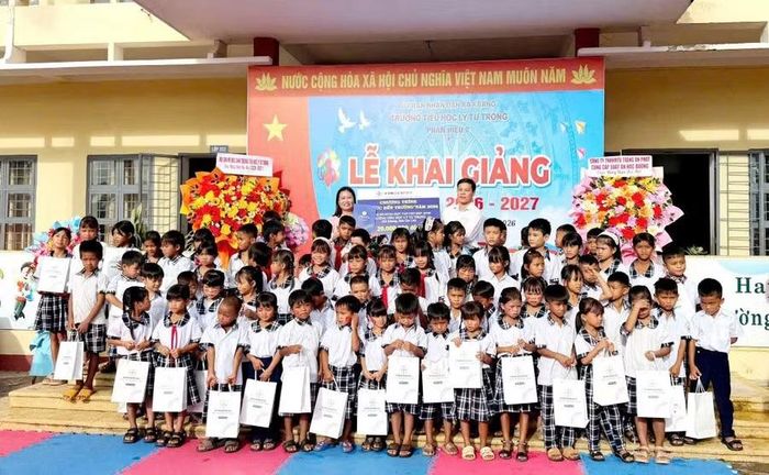 Những món quà nhỏ, gửi gắm sự sẻ chia và tình cảm của Công ty Thủy điện An Khê - Ka Nak đến các em học sinh vùng khó khăn.