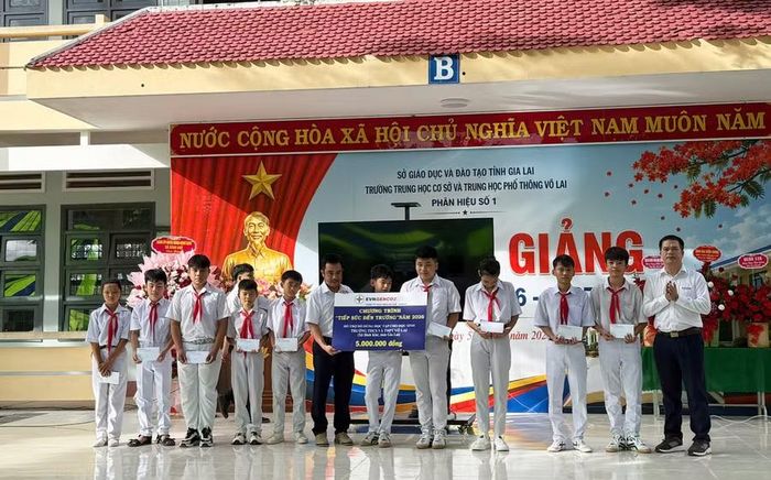 Những phần quà thiết thực được trao tận tay cho học sinh, góp phần động viên các em vượt qua khó khăn, từng bước vươn lên trong học tập.