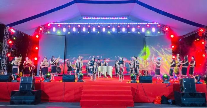  Tiết mục “Hái cà đắng” mang âm hưởng dân ca Jrai góp thêm sắc màu văn hóa Tây Nguyên vào chương trình. Ảnh: Phi Long 