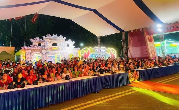  Chương trình nghệ thuật “Gia Lai - Rực rỡ sắc màu” thu hút đông đảo người dân, du khách đến theo dõi. Ảnh: Phi Long 
