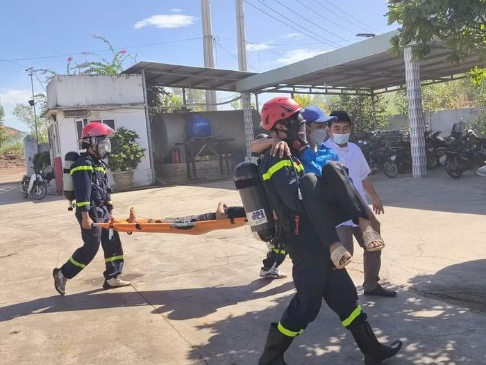 Các lực lượng phối hợp đưa nạn nhân ra ngoài để kịp thời sơ cấp cứu. Ảnh: ĐVCC 