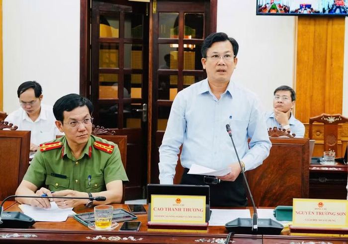 Giám đốc Sở Nông nghiệp và Môi trường Cao Thanh Thương báo cáo tình hình sản xuất nông, lâm nghiệp và thủy sản tháng 8-2026 cùng các giải pháp thúc đẩy tăng trưởng của ngành trong thời gian cuối năm. Ảnh: N.H
