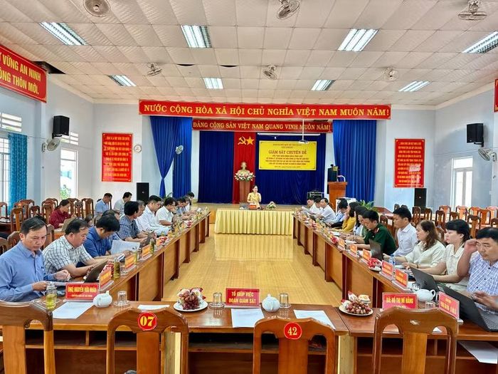Quang cảnh buổi làm việc của Đoàn giám sát tại xã Biển Hồ. Ảnh: Hà Duy