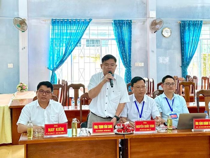 Chủ tịch UBND xã Biển Hồ Trịnh Văn Sang báo cáo tại buổi làm việc. Ảnh: Hà Duy