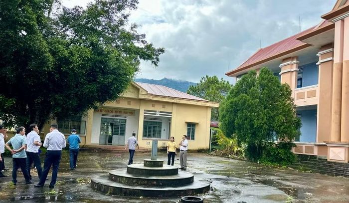 Đoàn giám sát khảo sát thực tế tại trụ sở xã Chư Đang Ya cũ. Ảnh: Hà Duy