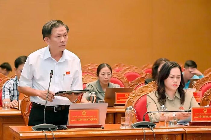  Ông Trần Nhật Quân - Phó Trưởng ban Pháp chế HĐND tỉnh đề nghị Giám đốc Sở Xây dựng làm rõ nguyên nhân nhiều căn nhà thuộc sở hữu nhà nước chưa được đưa vào khai thác, sử dụng. Ảnh: Đ.T 