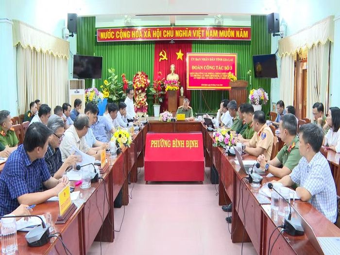  Quang cảnh buổi làm việc với các phường Bình Định, An Nhơn, An Nhơn Đông, An Nhơn Bắc, An Nhơn Nam và xã An Nhơn Tây. Ảnh: Bình Dương 
