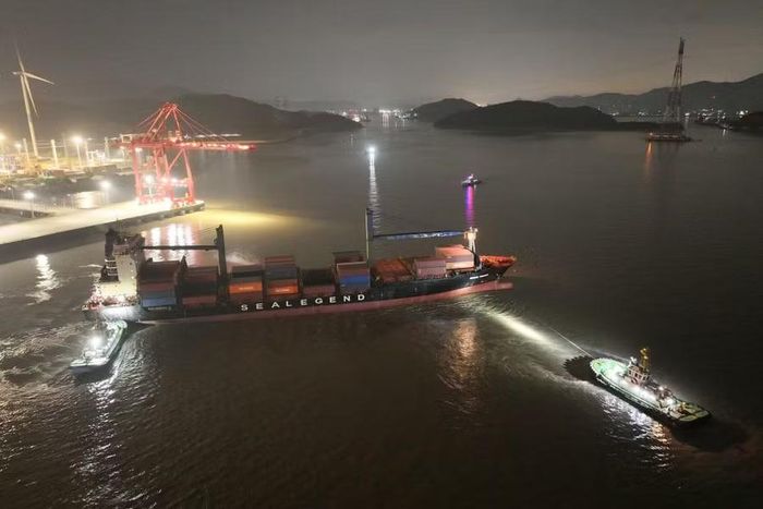 Tàu container Dubai Tower của hãng Sea Legend rời cảng Ninh Ba, Trung Quốc để tới cảng Felixstow, Anh hôm 15-8. Ảnh: AFP